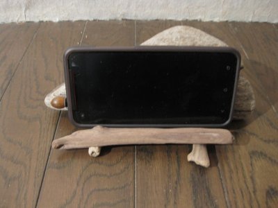 画像1: 流木スマホスタンド